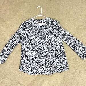 Vineyard vines navy and white top.